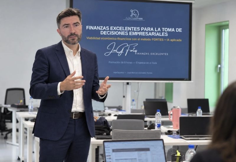 José Manuel González Fortes impartiendo formación financiera para empresarios